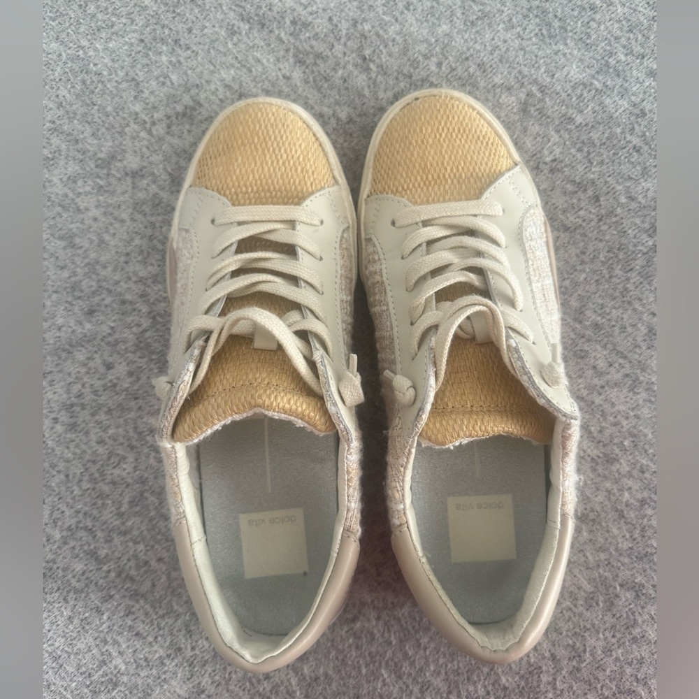 Dolce Vita Woman’s. Beige and Off-White Sneakers. Size 6.5
